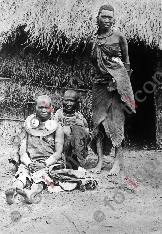 Massai-Frauen | Maasai women - Foto foticon-simon-192-062-sw.jpg | foticon.de - Bilddatenbank für Motive aus Geschichte und Kultur